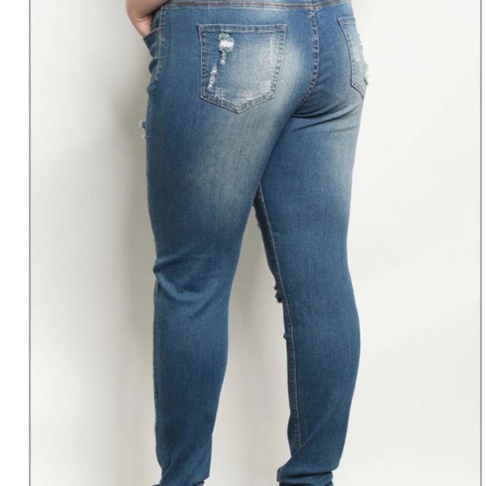 🔥Distressed Blue Denim Plus Size Jeans 👖NWT 🔥 - Picture 3 of 3